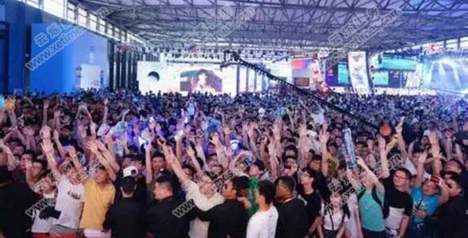 完美世界展台前争相参与互动的现场游戏玩家